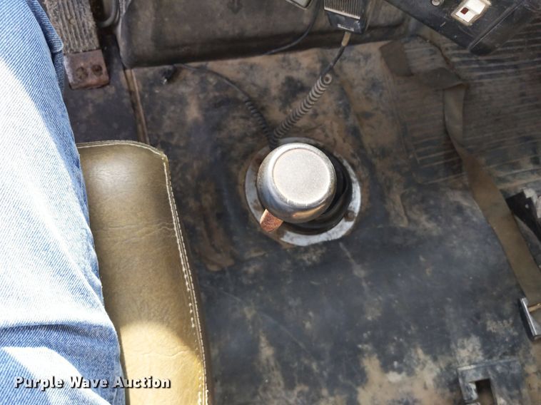 image for item LL9225 1991 Freightliner FLC  semi truck