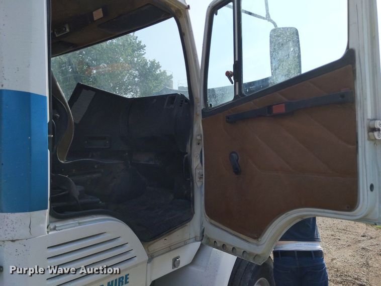 image for item LL9225 1991 Freightliner FLC  semi truck