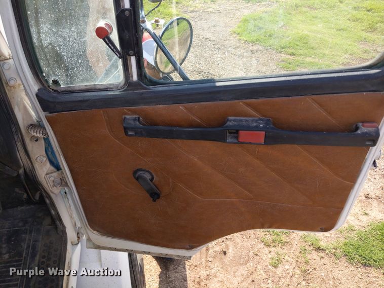 image for item LL9225 1991 Freightliner FLC  semi truck