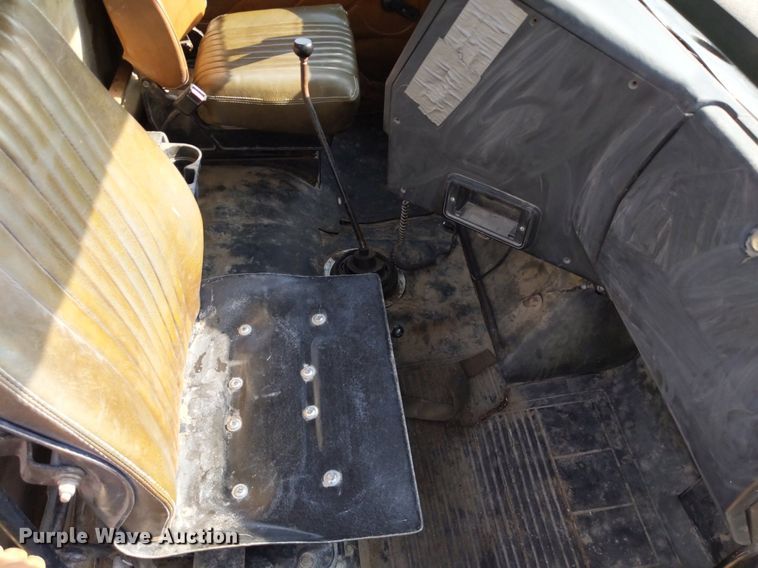 image for item LL9225 1991 Freightliner FLC  semi truck