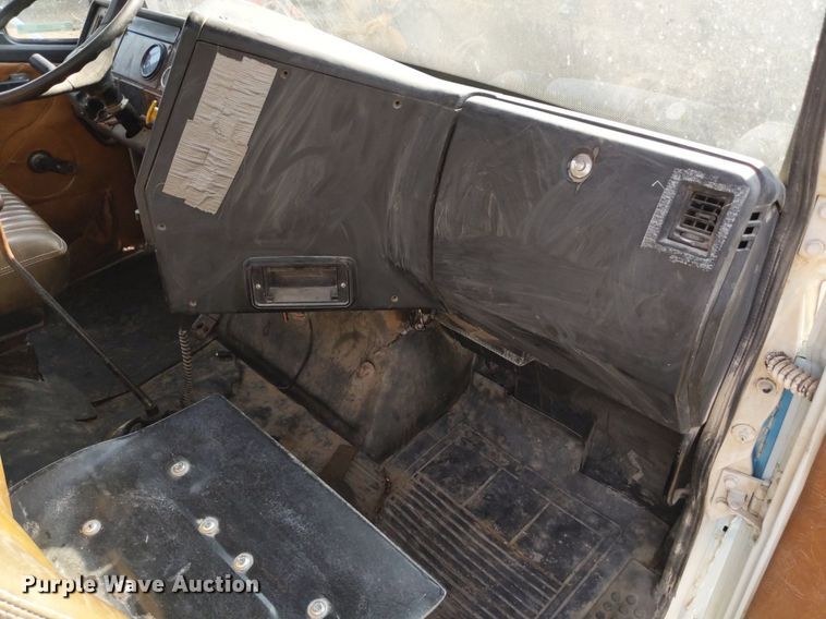 image for item LL9225 1991 Freightliner FLC  semi truck