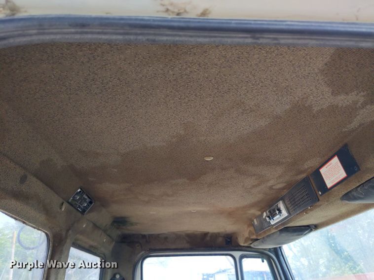 image for item LL9225 1991 Freightliner FLC  semi truck