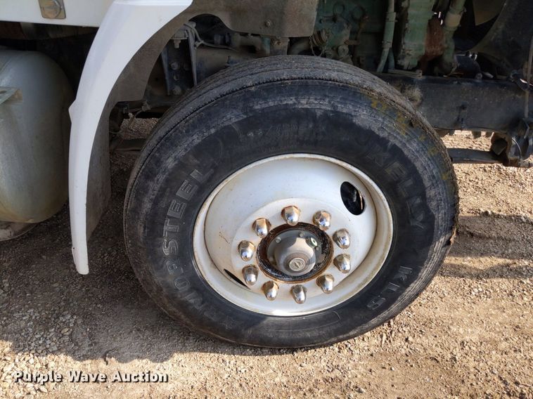 image for item LL9225 1991 Freightliner FLC  semi truck