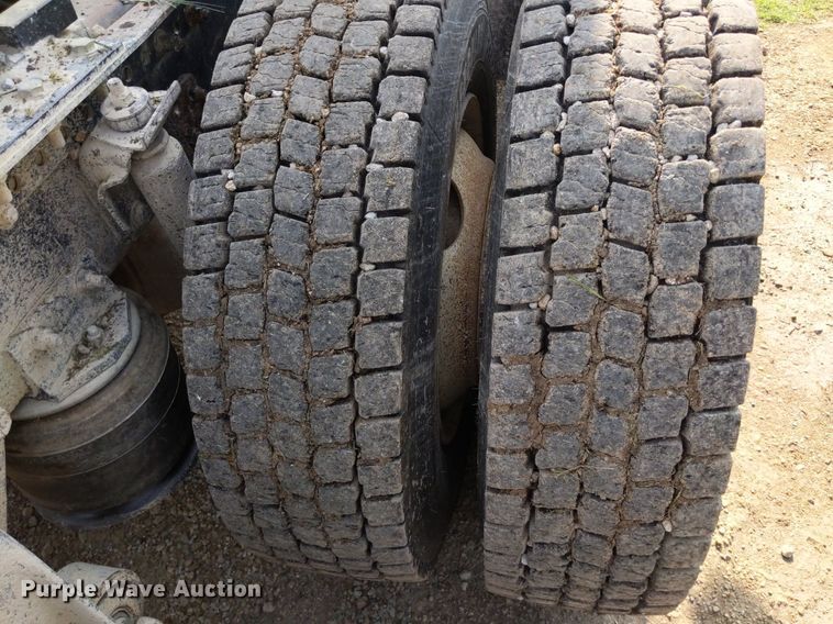 image for item LL9225 1991 Freightliner FLC  semi truck