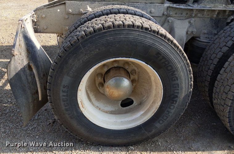 image for item LL9225 1991 Freightliner FLC  semi truck