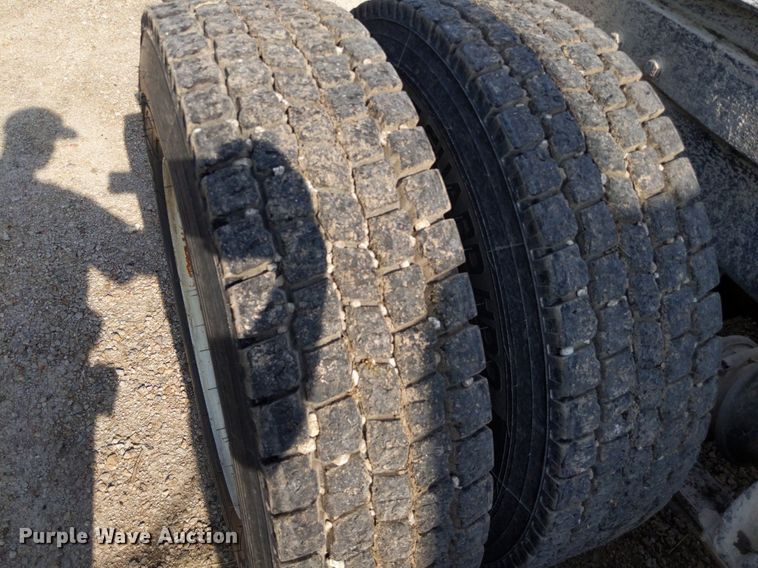 image for item LL9225 1991 Freightliner FLC  semi truck