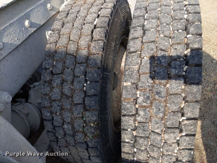 image for item LL9225 1991 Freightliner FLC  semi truck