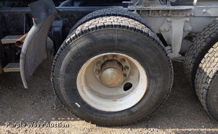 image for item LL9225 1991 Freightliner FLC  semi truck