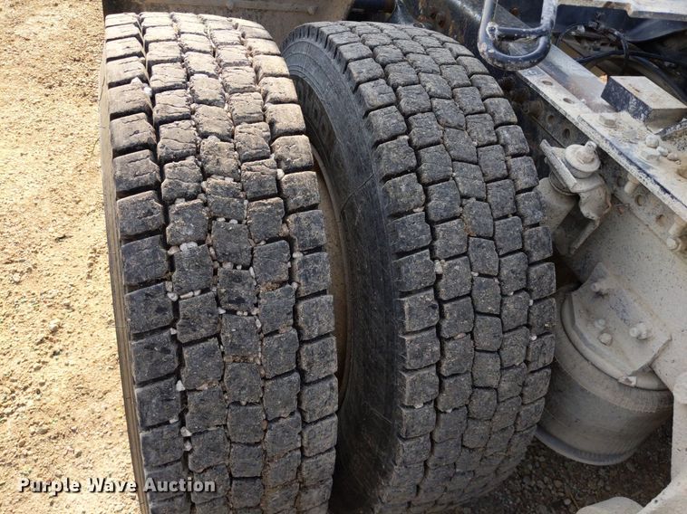 image for item LL9225 1991 Freightliner FLC  semi truck