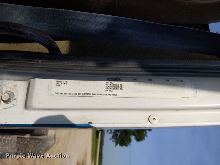 image for item LL9225 1991 Freightliner FLC  semi truck