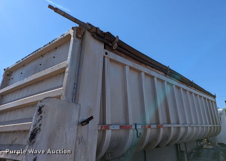 image for item LM9797 1981 Fruehauf ND2-F2-22-7-DA5-24  end dump trailer