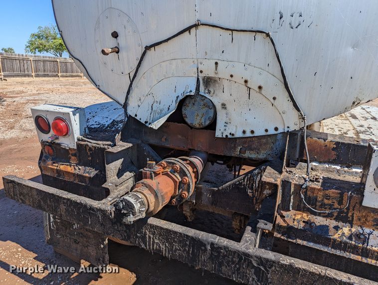 image for item LM9807 1970 Trailmobile T41I1CBF  tank trailer