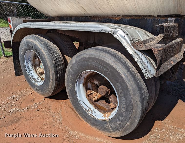 image for item LM9807 1970 Trailmobile T41I1CBF  tank trailer