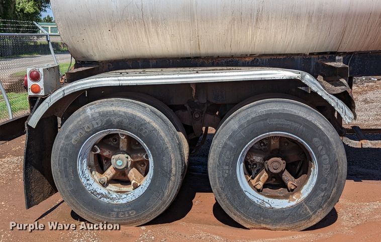 image for item LM9807 1970 Trailmobile T41I1CBF  tank trailer