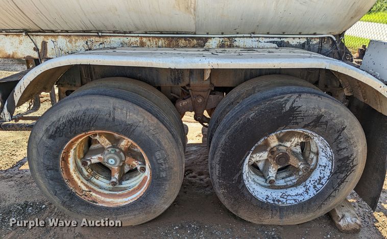 image for item LM9807 1970 Trailmobile T41I1CBF  tank trailer