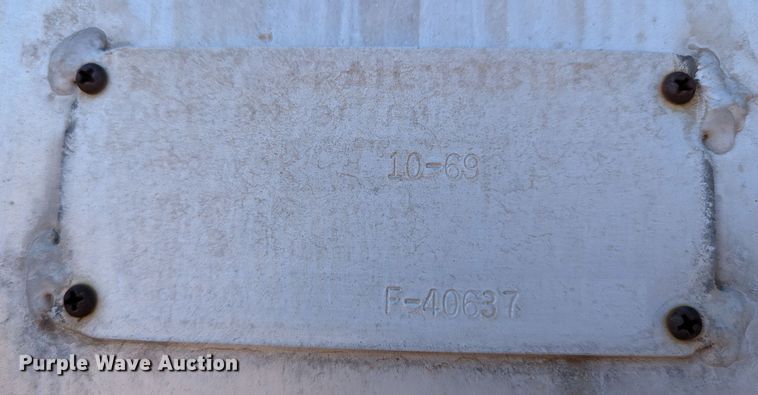 image for item LM9807 1970 Trailmobile T41I1CBF  tank trailer