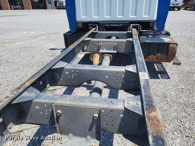 image for item LR9242 2004 Chevrolet C6500  truck cab and chassis