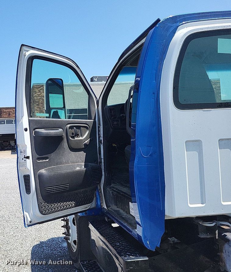 image for item LR9242 2004 Chevrolet C6500  truck cab and chassis