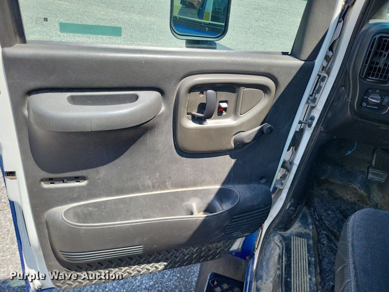 image for item LR9242 2004 Chevrolet C6500  truck cab and chassis