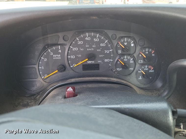 image for item LR9242 2004 Chevrolet C6500  truck cab and chassis