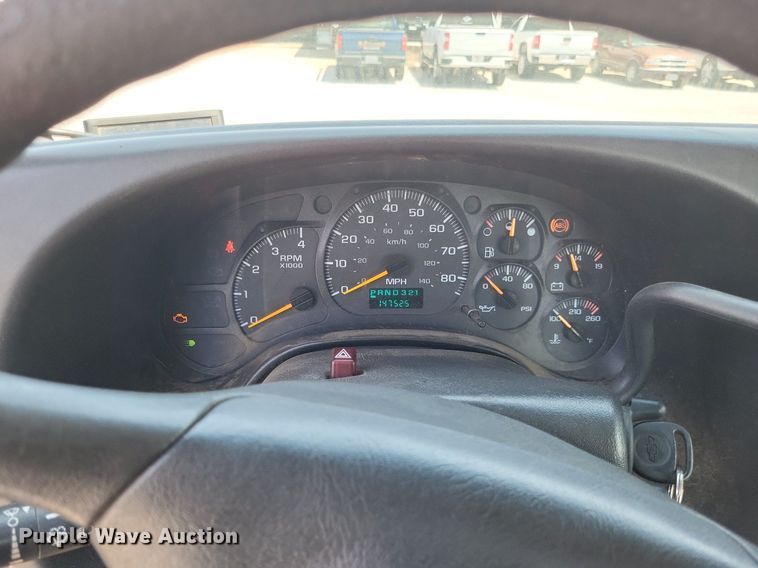 image for item LR9242 2004 Chevrolet C6500  truck cab and chassis