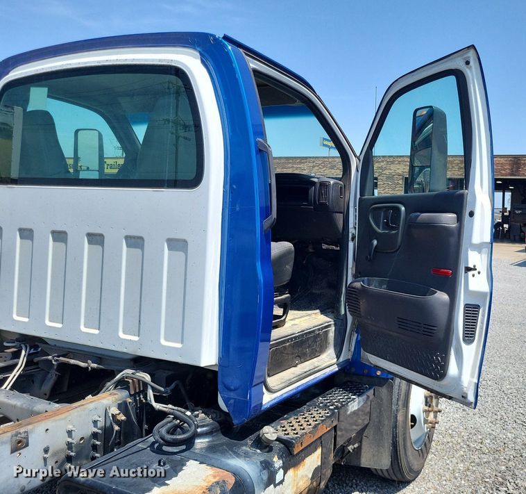 image for item LR9242 2004 Chevrolet C6500  truck cab and chassis