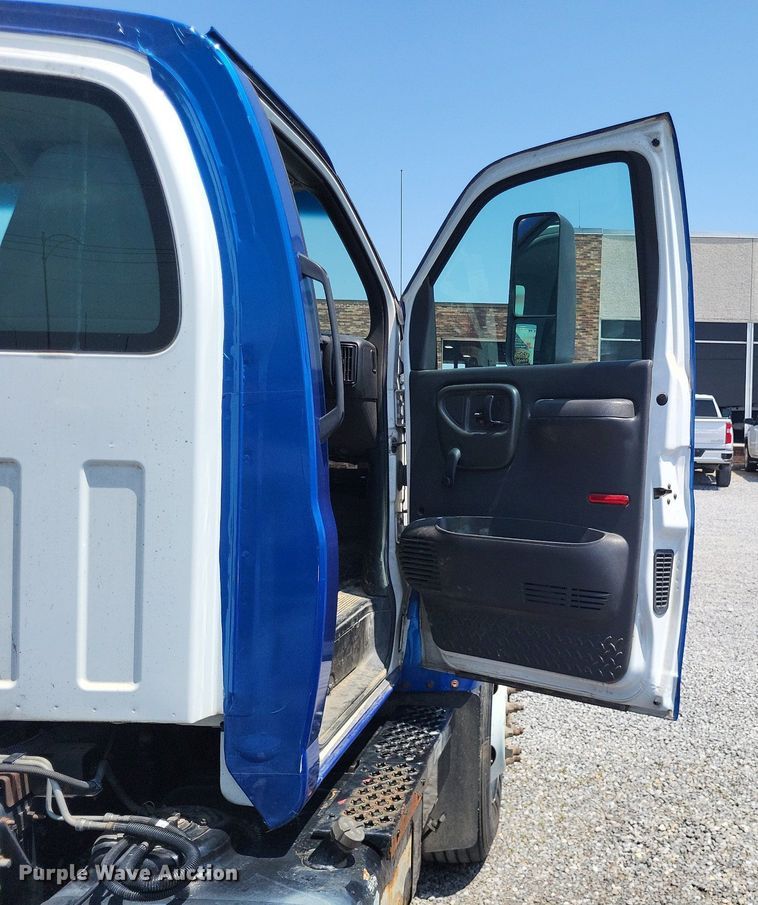 image for item LR9242 2004 Chevrolet C6500  truck cab and chassis