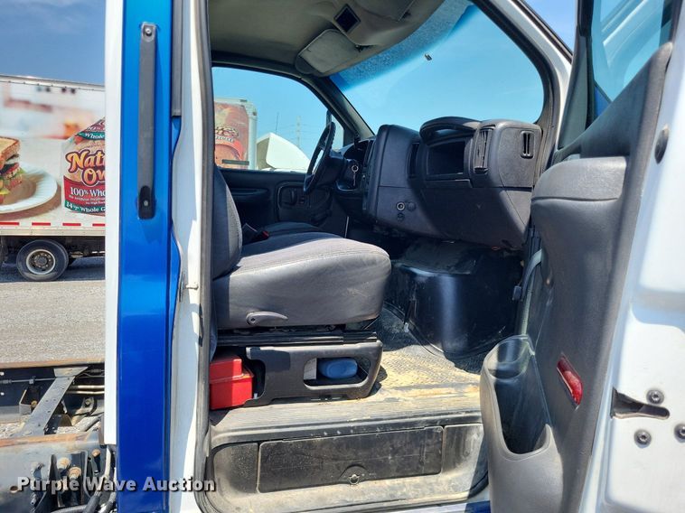 image for item LR9242 2004 Chevrolet C6500  truck cab and chassis