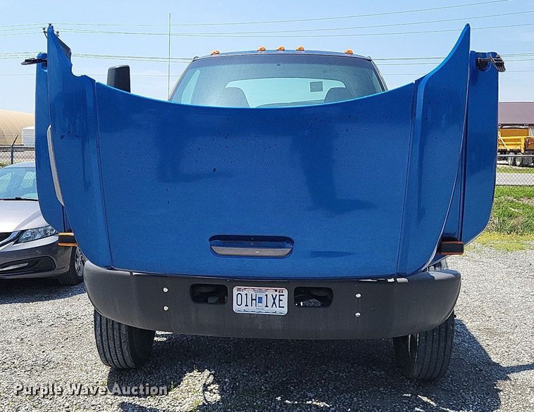 image for item LR9242 2004 Chevrolet C6500  truck cab and chassis