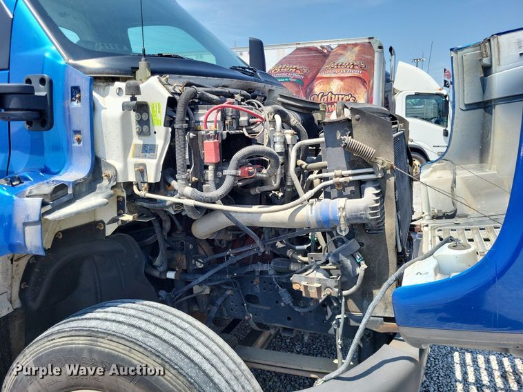 image for item LR9242 2004 Chevrolet C6500  truck cab and chassis