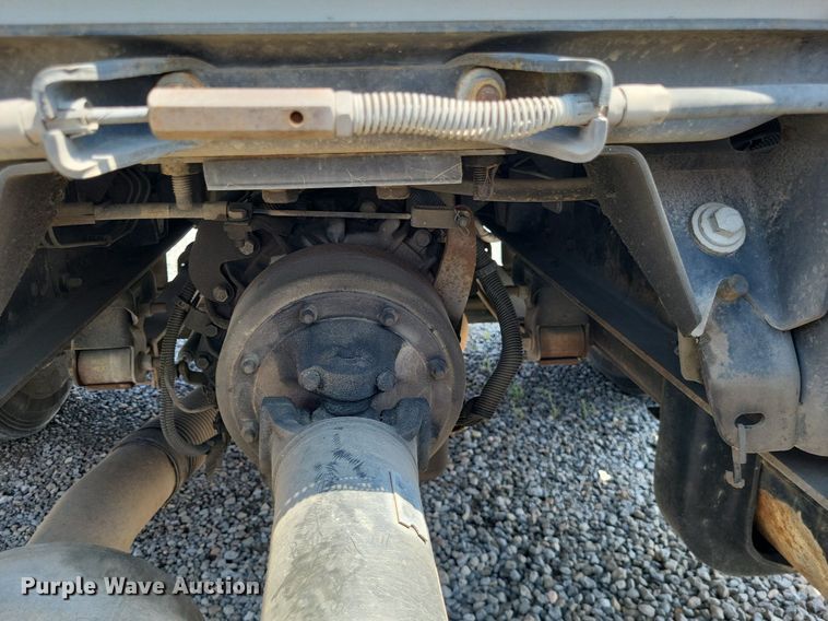 image for item LR9242 2004 Chevrolet C6500  truck cab and chassis