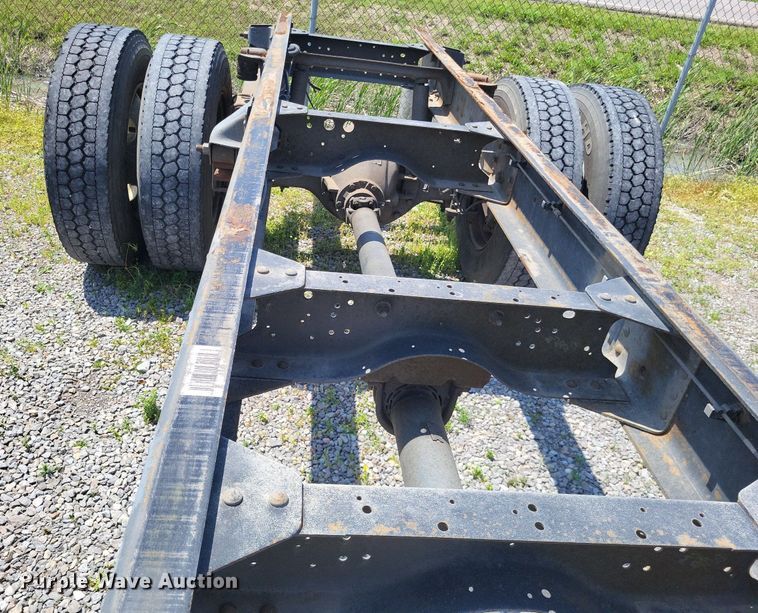 image for item LR9242 2004 Chevrolet C6500  truck cab and chassis