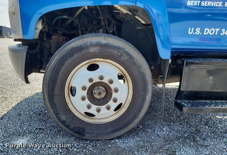 image for item LR9242 2004 Chevrolet C6500  truck cab and chassis