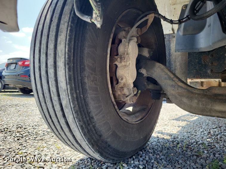 image for item LR9242 2004 Chevrolet C6500  truck cab and chassis