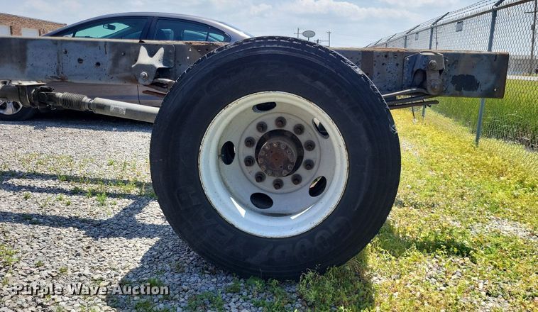 image for item LR9242 2004 Chevrolet C6500  truck cab and chassis