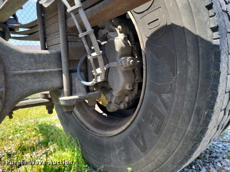 image for item LR9242 2004 Chevrolet C6500  truck cab and chassis