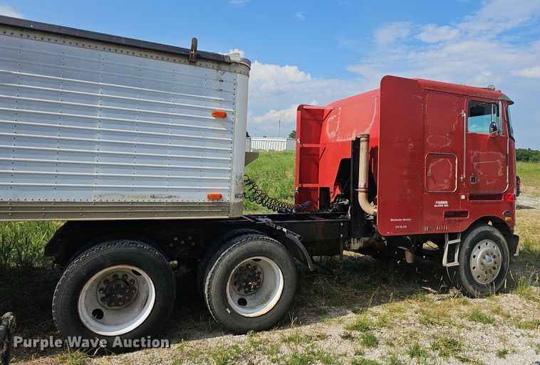 image for item LW9626 1984 Peterbilt 362  semi truck