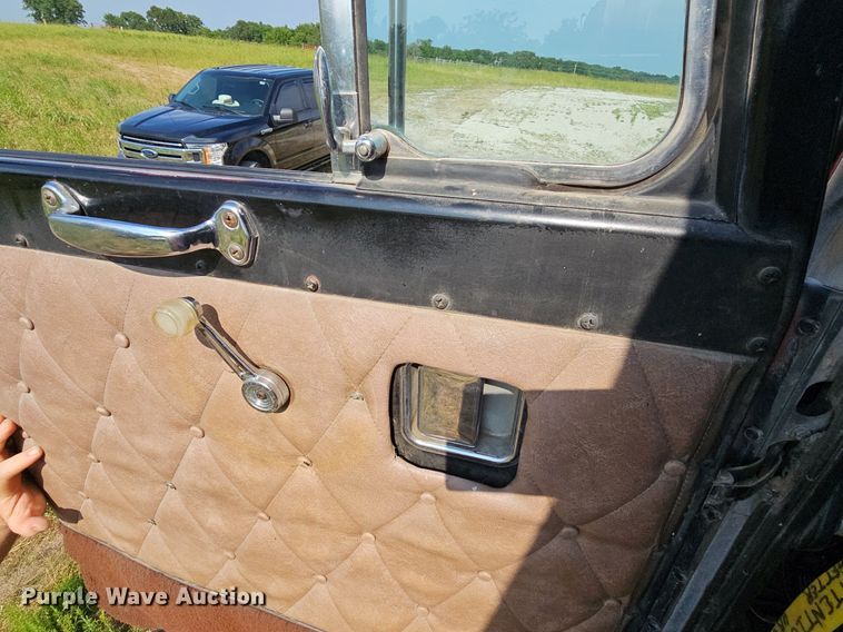 image for item LW9626 1984 Peterbilt 362  semi truck