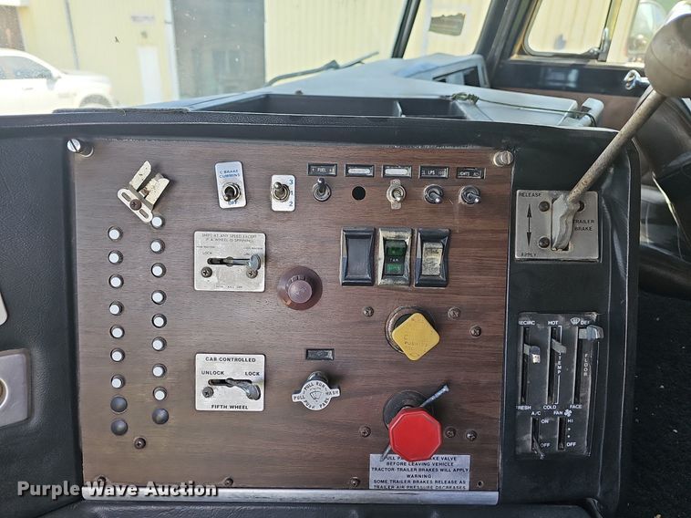 image for item LW9626 1984 Peterbilt 362  semi truck