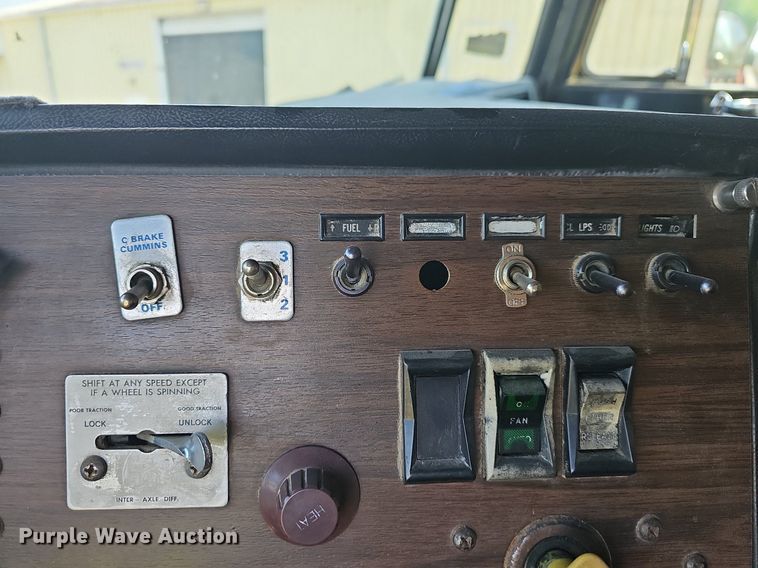 image for item LW9626 1984 Peterbilt 362  semi truck