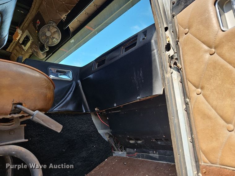 image for item LW9626 1984 Peterbilt 362  semi truck