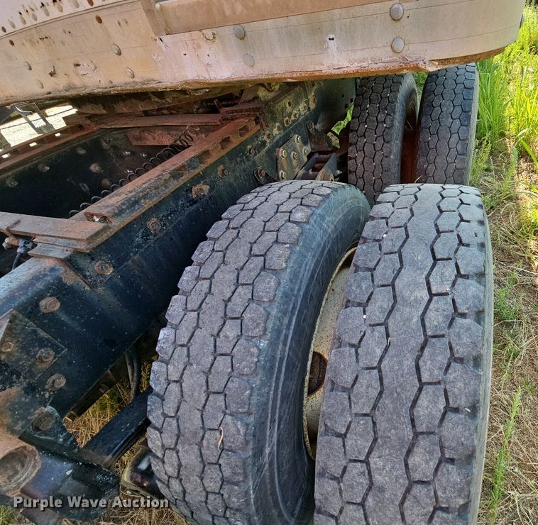 image for item LW9626 1984 Peterbilt 362  semi truck