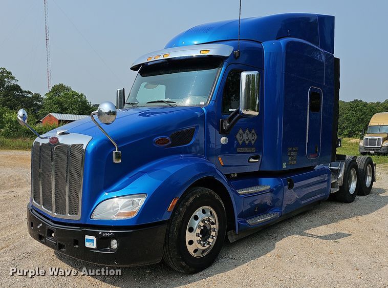 image for item LW9671 2016 Peterbilt 579  semi truck