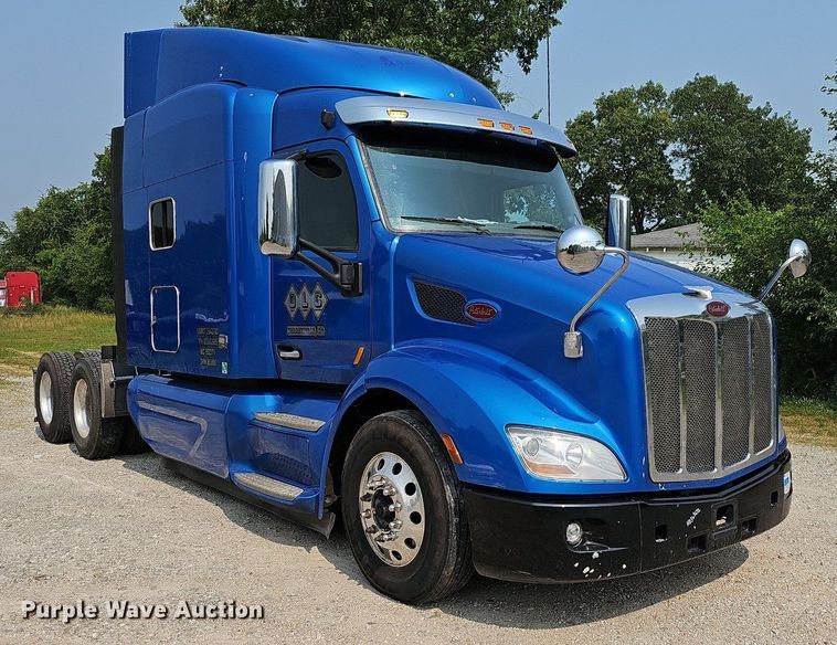 image for item LW9671 2016 Peterbilt 579  semi truck