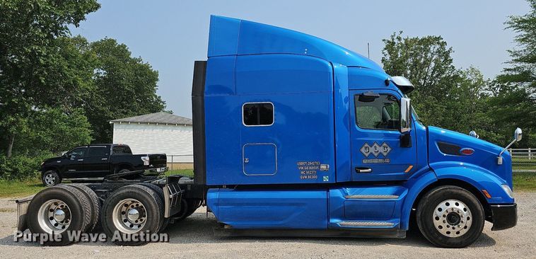 image for item LW9671 2016 Peterbilt 579  semi truck