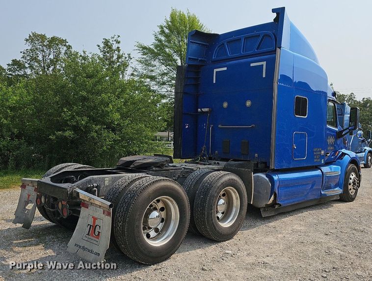 image for item LW9671 2016 Peterbilt 579  semi truck