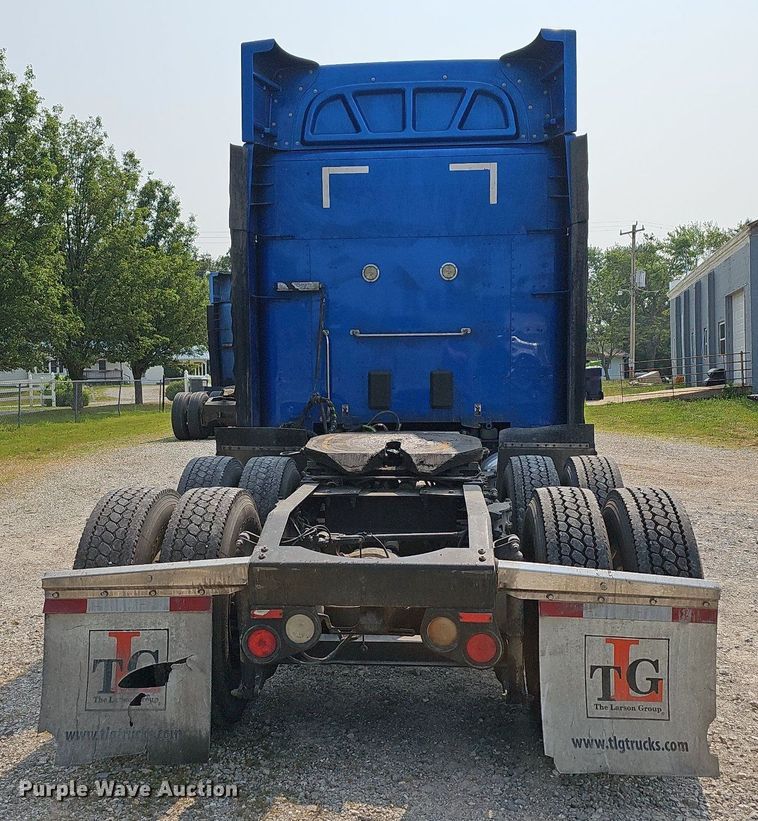 image for item LW9671 2016 Peterbilt 579  semi truck