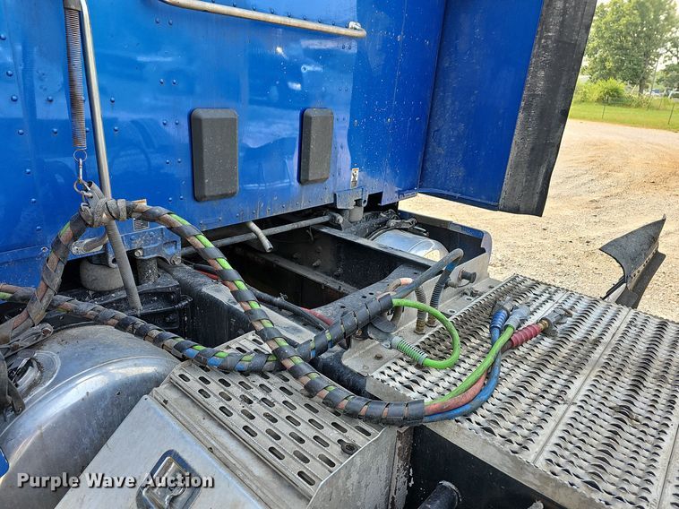 image for item LW9671 2016 Peterbilt 579  semi truck