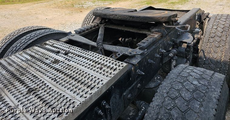 image for item LW9671 2016 Peterbilt 579  semi truck