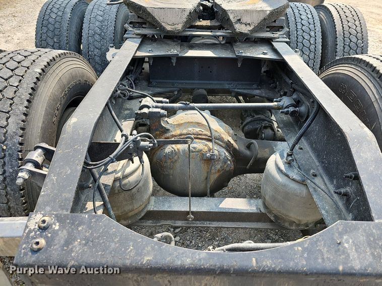 image for item LW9671 2016 Peterbilt 579  semi truck